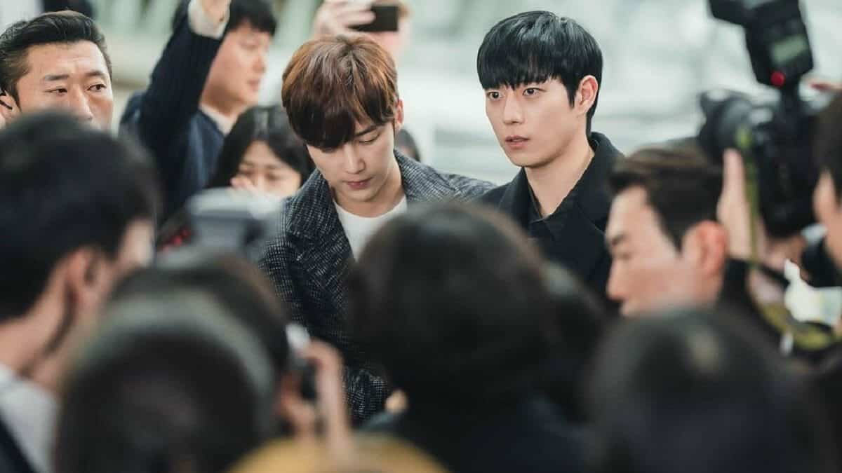 Sinopsis Shooting Stars Episode 12, Yoon Jong Hoon Melindungi Kim Young Dae Dari Kerumunan Wartawan