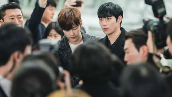 Sinopsis Shooting Stars Episode 12, Yoon Jong Hoon Melindungi Kim Young Dae Dari Kerumunan Wartawan