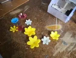 Tutorial Membuat Bunga Akrilik Bersama Lansia, Ada 6 Langkah yang Bisa Dilakukan Bersama!
