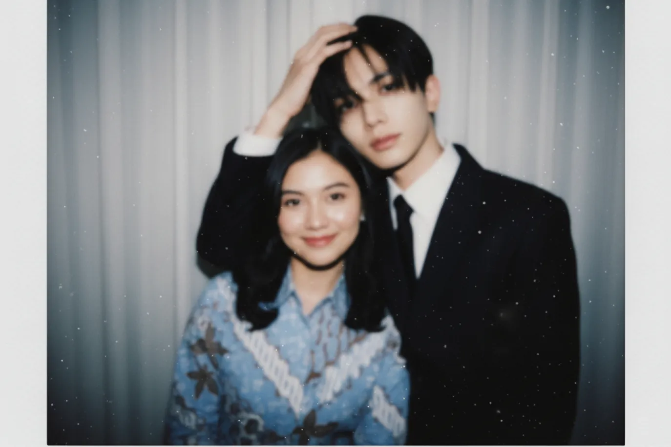 Ilustrasi tutorial menggunakan prompt AI Gemini di HP Samsung untuk membuat foto polaroid realistis bareng idol K-pop Enhypen