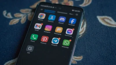 Seseorang sedang membuat stiker WhatsApp bergerak menggunakan smartphone tanpa aplikasi tambahan