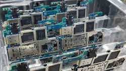 Cara Cek Tipe HP Vivo Terkunci via PC/ADB: Ini Rahasia Teknisi 2 Ponsel Vivo terhubung ke komputer untuk cek tipe via ADB