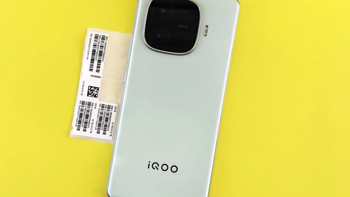 Langkah 1: Melepaskan SIM Tray dan Cover Belakang (Backdoor) - cara membuka baterai hp vivo sendiri di rumah