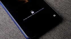 Pemeriksaan sistem keamanan layar kunci smartphone Vivo di laboratorium