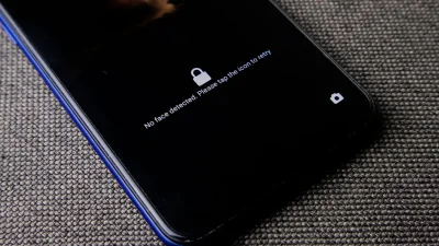 Pemeriksaan sistem keamanan layar kunci smartphone Vivo di laboratorium