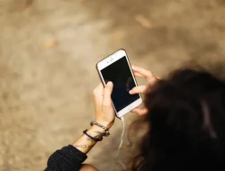 Bukan Cuma Digeser, Begini Cara Mengatur Jam di HP Vivo Y20 Manual Tanpa Meleset