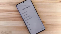 Seseorang mengecek informasi tipe hp vivo di menu pengaturan