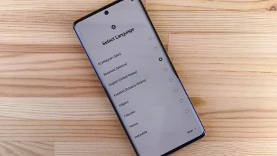 Seseorang mengecek informasi tipe hp vivo di menu pengaturan