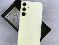 Bukan Pakai Minyak Kayu Putih, Ini Cara Bersihkan Jamur & Baret Belakang HP Vivo
