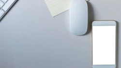Ponsel Vivo di atas meja dengan pencahayaan alami yang bersih untuk panduan reset pabrik