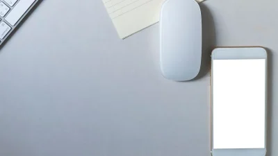 Ponsel Vivo di atas meja dengan pencahayaan alami yang bersih untuk panduan reset pabrik