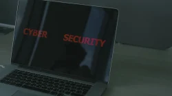 3 Hari Menguji Privacy Extension WhatsApp Web 2026: Ini Hasilnya 2 Seseorang menggunakan laptop dengan ekstensi privasi WhatsApp Web di ruang publik